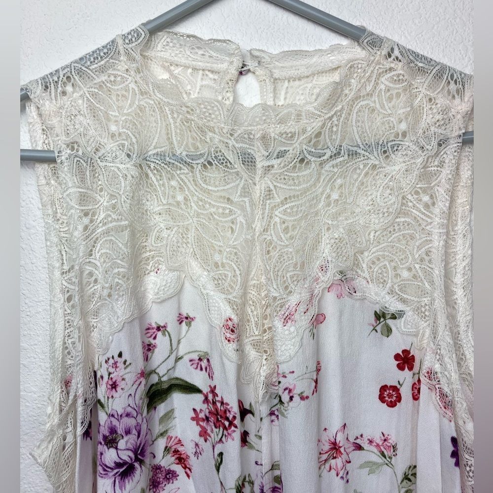 Torrid Feminine Lace top floral Sharkbite blouse w/ sweetheart neckline